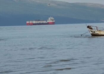 Mbërrin në Vlorë anija e parë që do të prodhojë energji