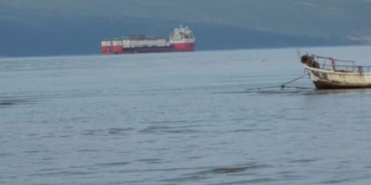 Mbërrin në Vlorë anija e parë që do të prodhojë energji