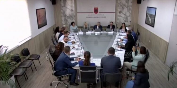 Merret vendimi: Mbi fashën 800 kWh, familjet do të paguajnë 42 lekë