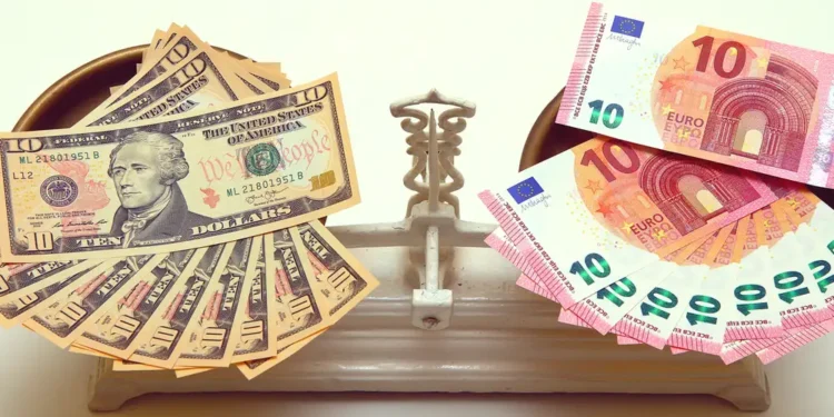 Tronditet kursi i këmbimit. Euro zbret në minimum historik, dollari në nivelin më të lartë të 7 viteve të fundit