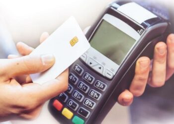 Më pak cash, shqiptarët po blejnë me kartë