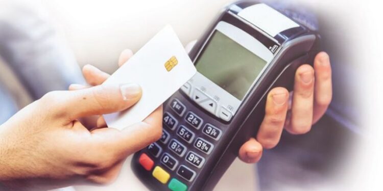Më pak cash, shqiptarët po blejnë me kartë