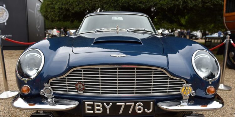 Aston Martin e Princit Charles, e preferuara në Panairin e makinave të epokës