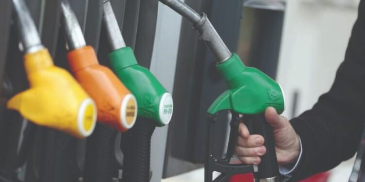 Shtrenjtohen karburantet, Bordi rrit naftën me 10 lekë dhe benzinën me 8 lekë