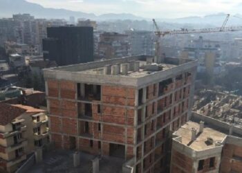 Ndërtimet dhe shtesat pa leje do të konfiskohen, Balluku: Do të jepen për kompensim