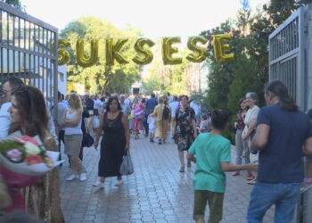 Nis viti shkollor, 450 mijë nxënës ulen në banka