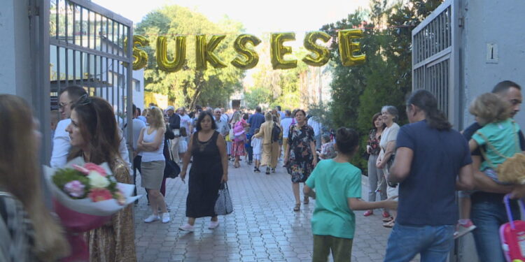 Nis viti shkollor, 450 mijë nxënës ulen në banka