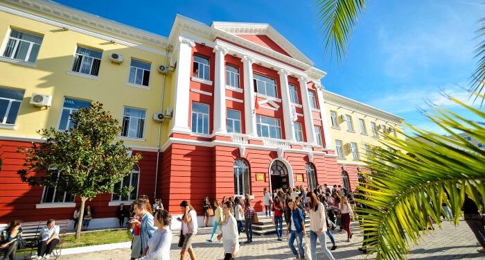 Të shpërfillur nga qeveria, studentët kërkojnë ndihmë financiare