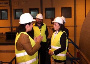 “Ishim në garë me Gjermaninë deri në fund për t’i marrë”. Balluku dhe Yuri Kim inspektojnë TEC-et lundruese në Vlorë