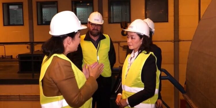 “Ishim në garë me Gjermaninë deri në fund për t’i marrë”. Balluku dhe Yuri Kim inspektojnë TEC-et lundruese në Vlorë