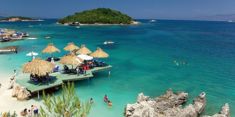 Bilanci pozitiv i turizmit, mes hyrjeve dhe daljeve 338 milionë euro mbeten në vend