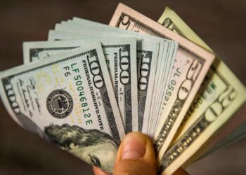 Dollari kapërcen euron, thellohet hendeku mes dy valutave të forta