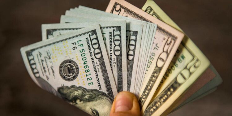 Dollari kapërcen euron, thellohet hendeku mes dy valutave të forta