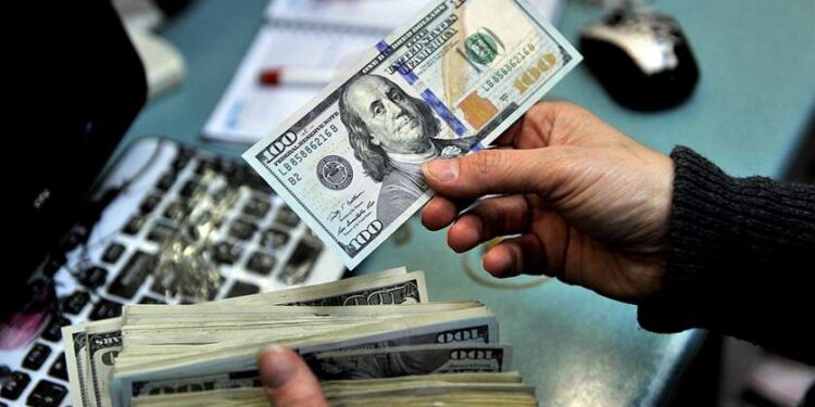 Wall Street: Forcimi i dollarit po krijon një “situatë të paqëndrueshme” për tregun e aksioneve