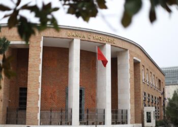 Banka e Shqipërisë shtrenjton sot lekun, rrit normën bazë për herë të katërt këtë vit