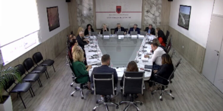 ERE vendos: Në tetor nuk aplikohet fasha, çmimi i energjisë mund të rritet për nëntorin dhe dhjetorin