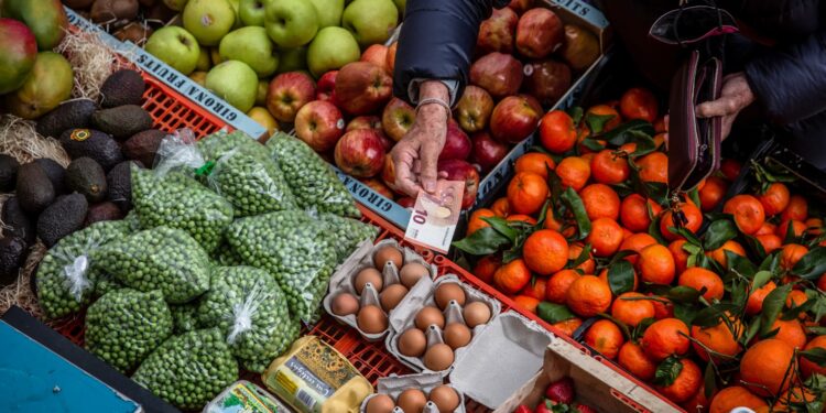 Inflacioni kap rekordin e 10.7% në Eurozonë, pritet rritje e mëtejshme e çmimeve në Shqipëri