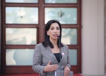 Qeveria rrit me 15% pagat e pedagogëve, minsitrja shpjegon kush do i mbajë kostot