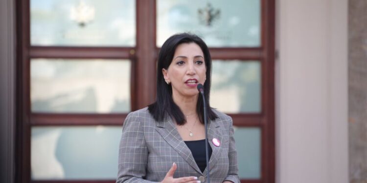 Qeveria rrit me 15% pagat e pedagogëve, minsitrja shpjegon kush do i mbajë kostot