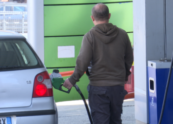 Dy ditë pas rritjes së fortë, Bordi ul me 6 lekë çmimin e naftës