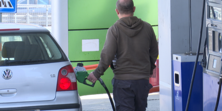 Dy ditë pas rritjes së fortë, Bordi ul me 6 lekë çmimin e naftës