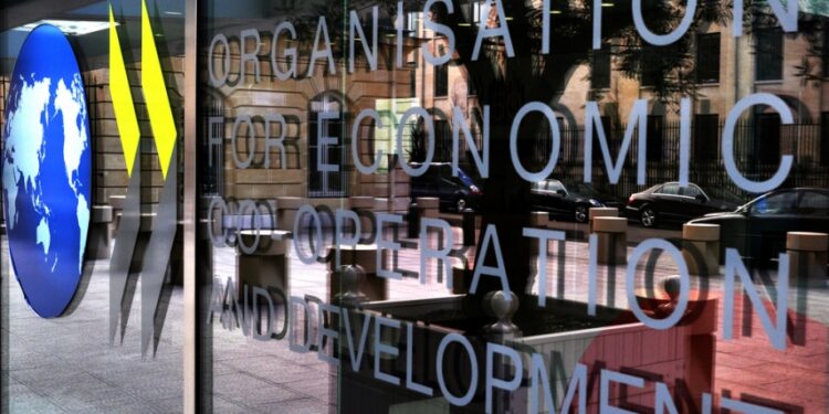 OECD: Inflacioni do të mbajë “të mbërthyer” ekonominë botërore edhe për dy vite