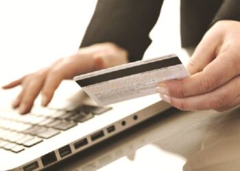 Raport i mirë me bankat, 69% e shqiptarëve me një llogari bankare