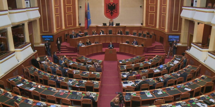 Ku shkojnë paratë? Përplasje opozitë-qeveri në parlament për buxhetin 2023