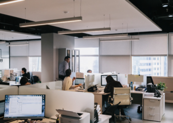 53% e punonjësve duan të emigrojnë, 25% planifikojnë të ikin brenda vitit