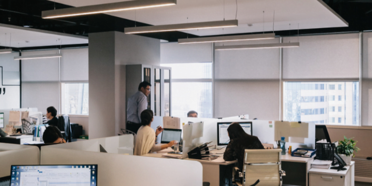 53% e punonjësve duan të emigrojnë, 25% planifikojnë të ikin brenda vitit