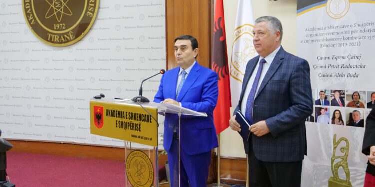 Triologjia për krizat, Angjeli dhe Civici vlerësohen me çmimin “Eqerem Çabej”