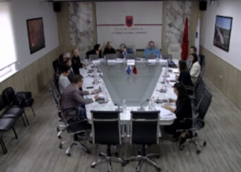 ERE pezullon fashën 800 kWh për dhjetorin, lë të pandryshuar çmimin për HEC-et e vegjël