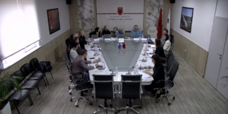 ERE pezullon fashën 800 kWh për dhjetorin, lë të pandryshuar çmimin për HEC-et e vegjël