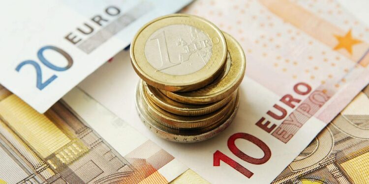 Rënia e frikshme e euros, për herë të parë zbret në 113.8 lekë