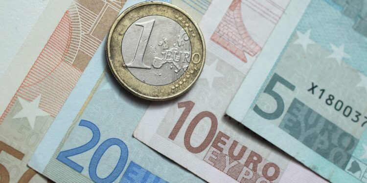 Ekspertja e financave: Arsyet që rritën sasinë e euros në qarkullim