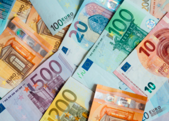 Euro merr “tatëpjetën”, i afrohet nivelit të 115 lekëve