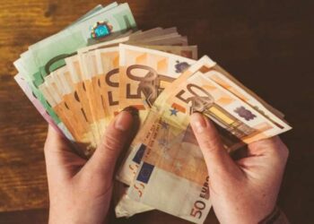 Pikiata e euros, zbret nën kuotën e 115 lekëve