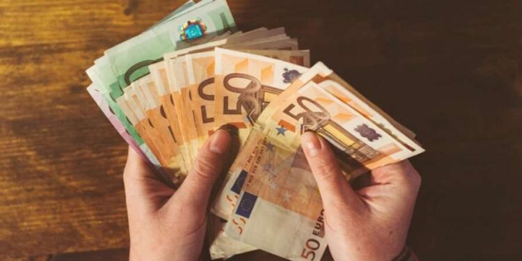 Pikiata e euros, zbret nën kuotën e 115 lekëve