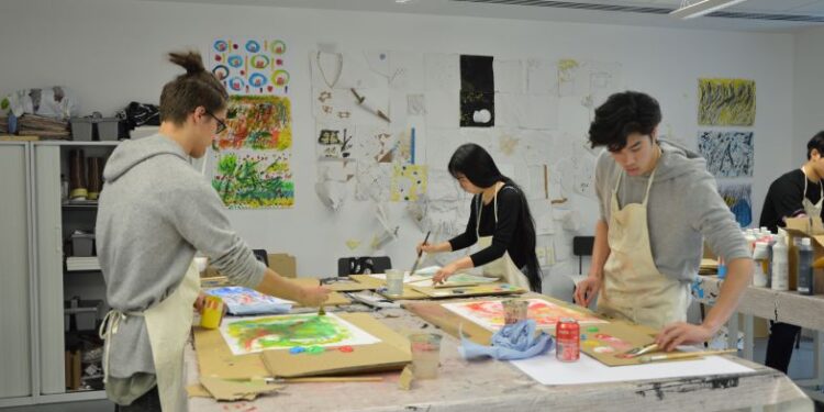 Sondazhi/ Këto janë 12 degët universitare që nuk ia vlen t’i ndiqni