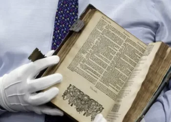 Bibla 400 vjeçare vendoset në ankand