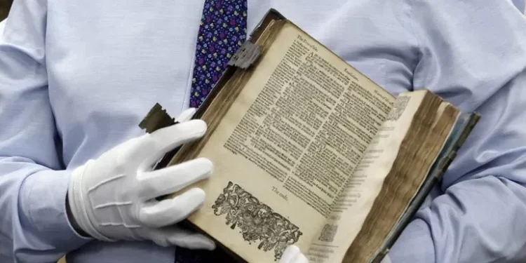 Bibla 400 vjeçare vendoset në ankand