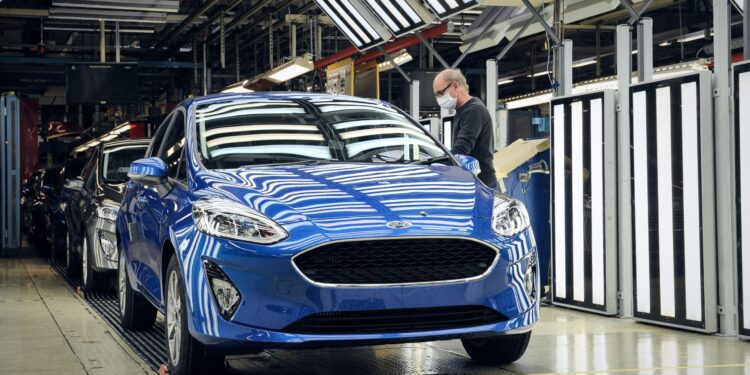 Ford pushime masive nga puna në Europë. Unionet “kërcënojnë” me greva