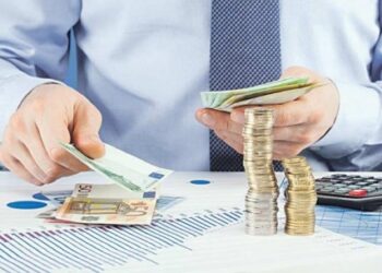 Pasojat e krizës/ Bankat shtrëngojnë kreditë, biznesi kërkon hua për paga e likuiditet