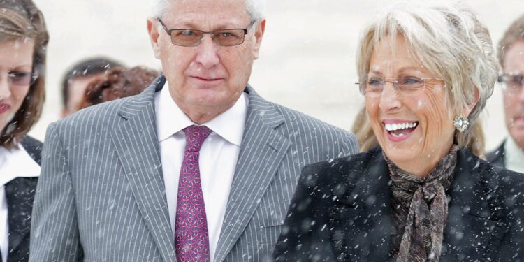 Miliarderi që vendos të bëhet “i varfër”