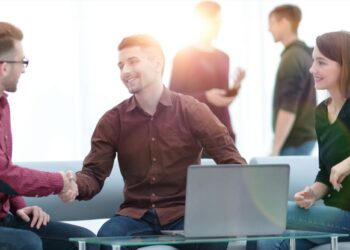 Aftësitë sociale që ndihmojnë suksesin në vendin e punës