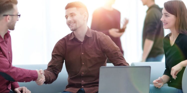 Aftësitë sociale që ndihmojnë suksesin në vendin e punës