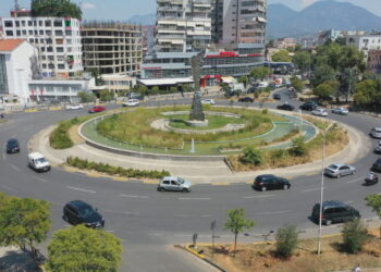 Besimi në ekonomi me luhatje të forta/ Bizneset pesimistë, konsumatorët me shpresë