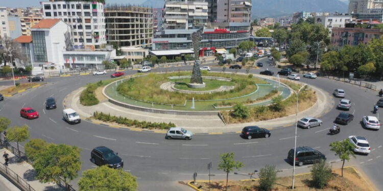 Besimi në ekonomi me luhatje të forta/ Bizneset pesimistë, konsumatorët me shpresë