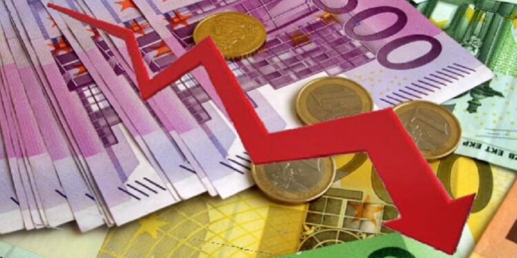 Euro futet sërish në trajektore rënëse