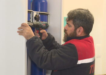 Pezullohet puna në disa fabrika, tërmetet në Turqi prekin industrinë automotive në Shqipëri